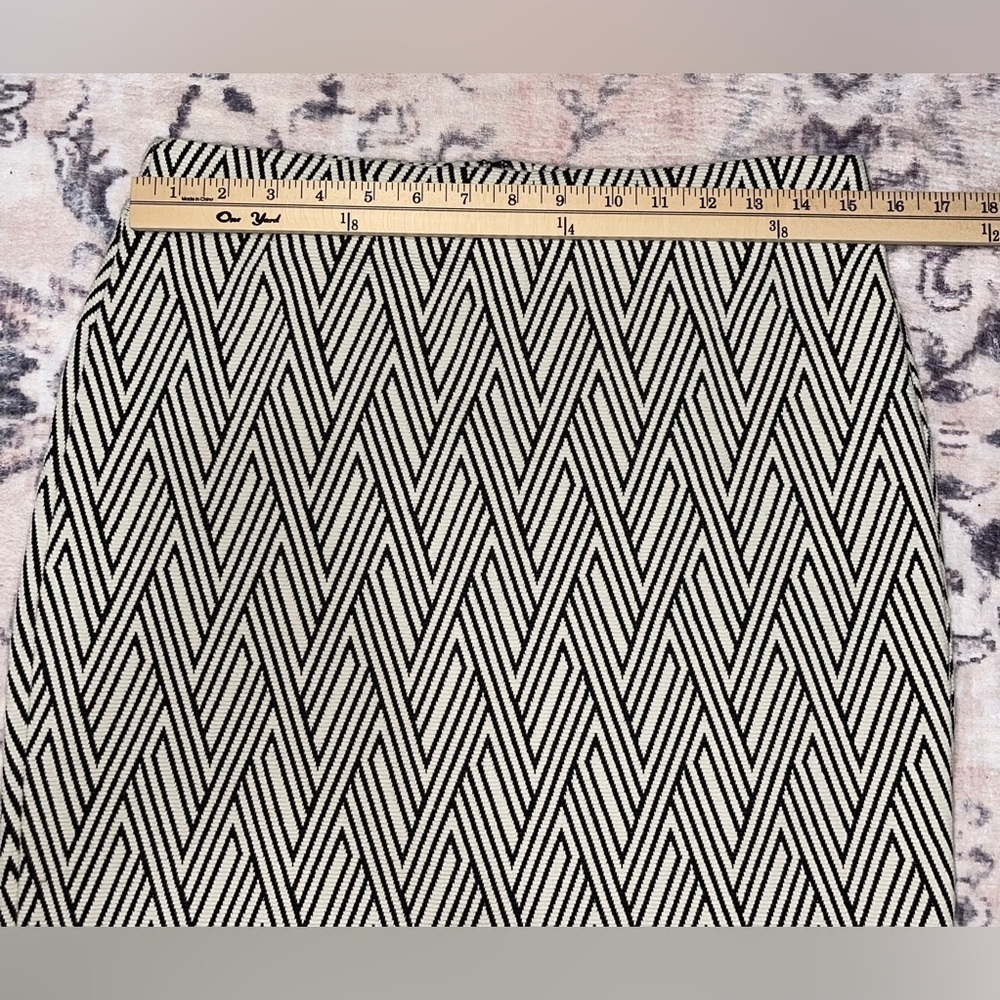 Banana Republic Zigzag Stretch Pencil Skirt Black and White Geometric Size 8 - Picture 3 of 7